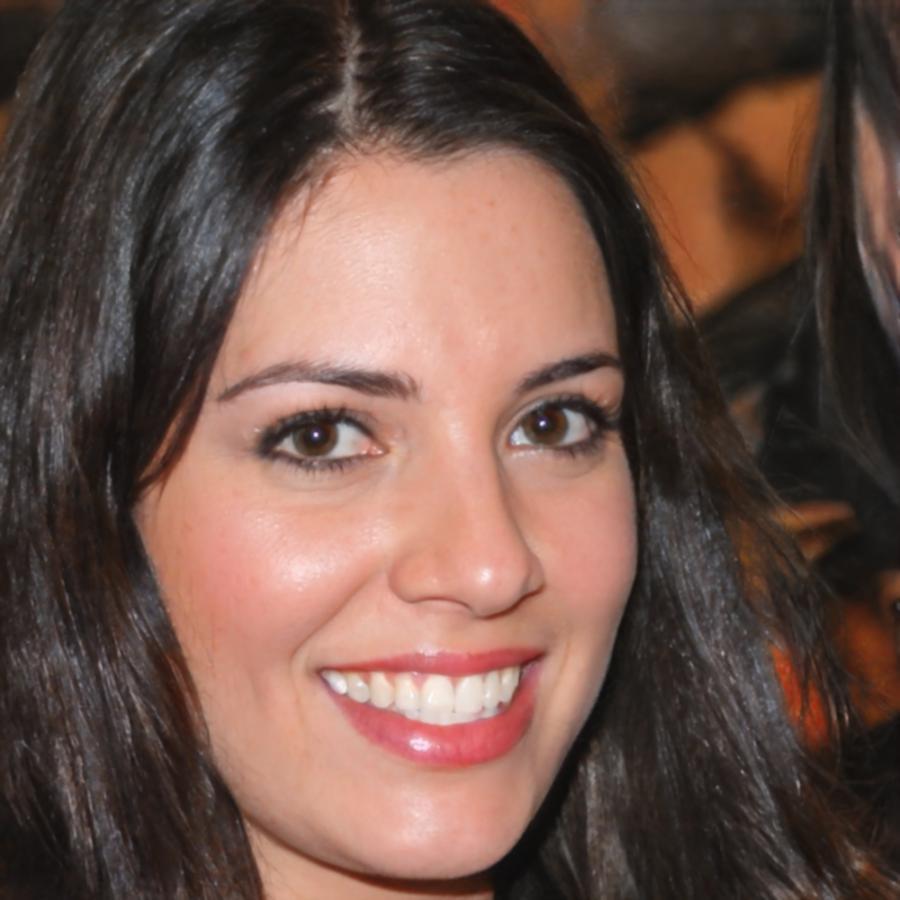 Portrait de Léonie Marchand, analyste financière senior