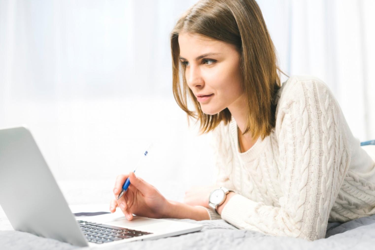 Bureau de formation avec documents financiers et calculatrice