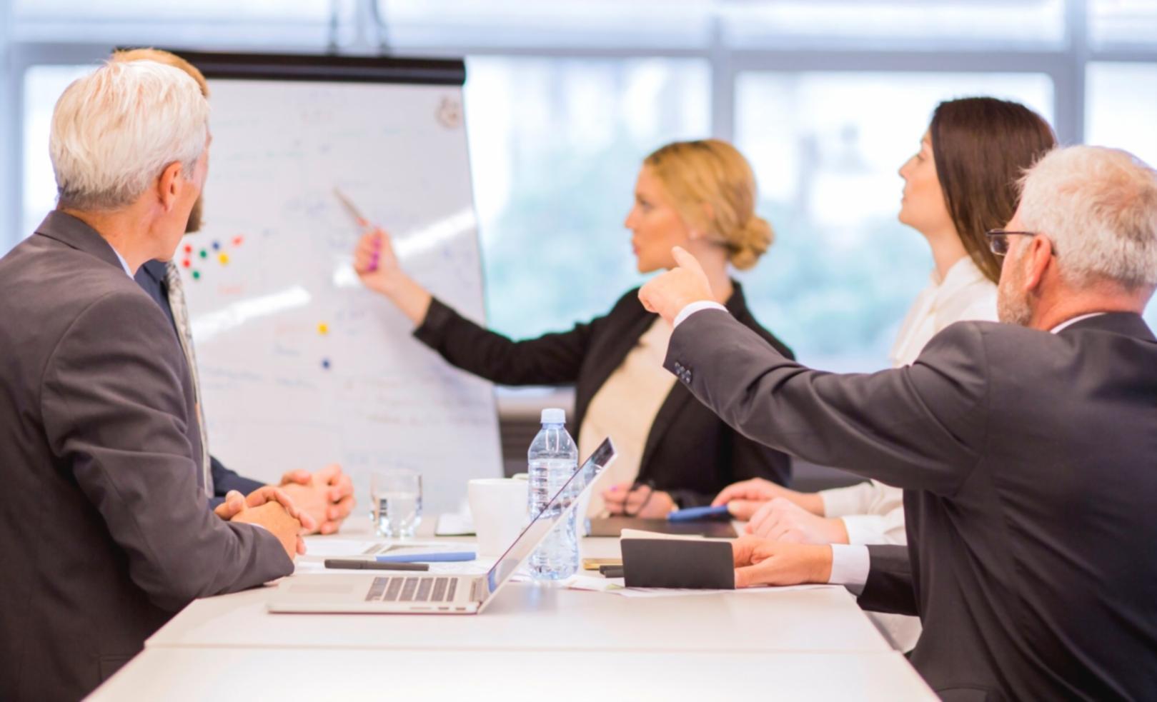 Analyse de graphiques financiers sur ordinateur